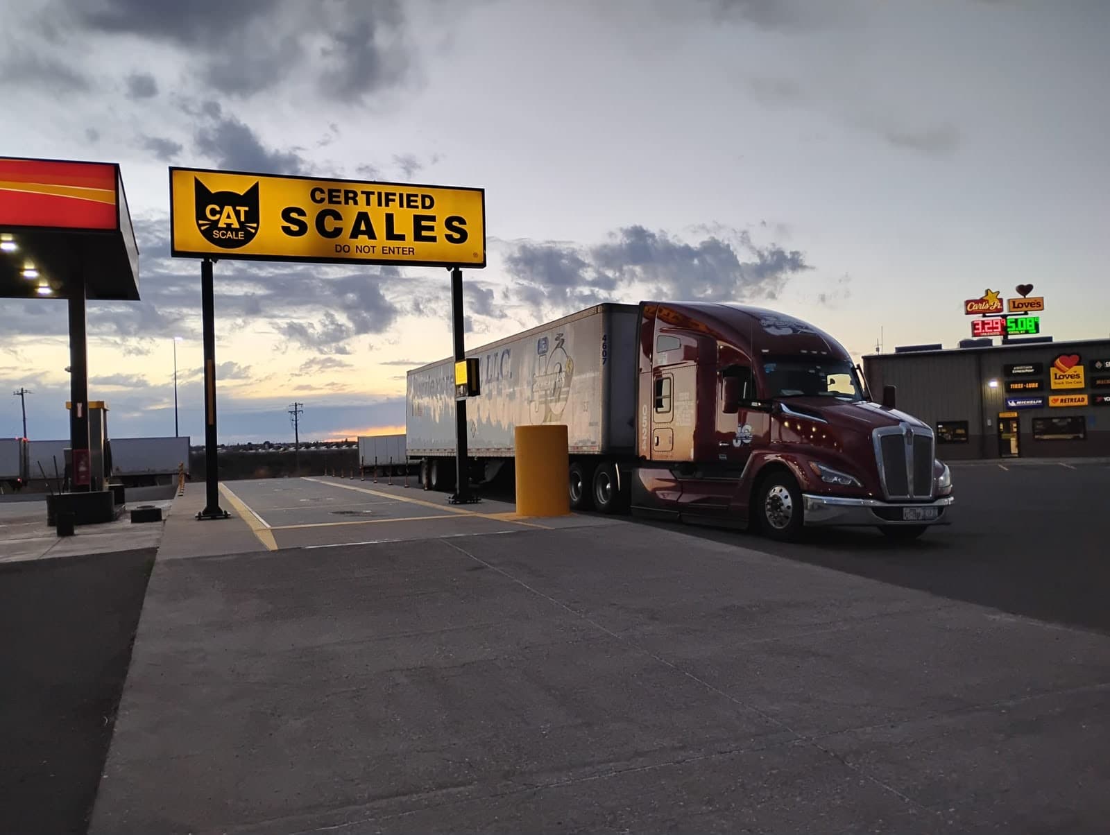 ServiExpress JC truck on the Monterrey–Laredo border corridor