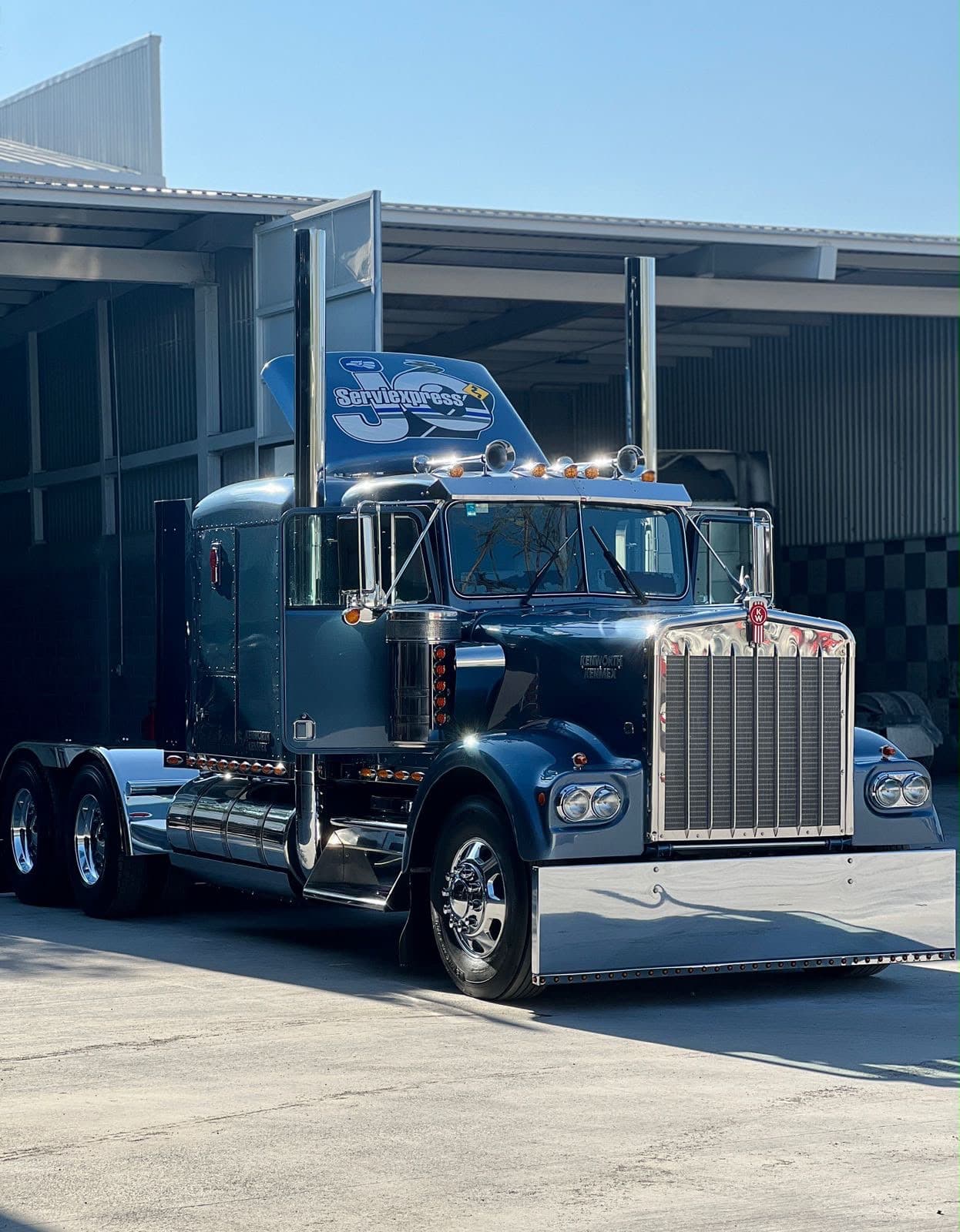 Tractocamión Kenworth de la flota propia de ServiExpress JC